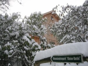 Das Ferienhaus im Winter von der Talseite