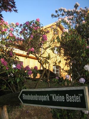 Das Ferienhaus Kleine Bastei mit Wanderwegweiser davor