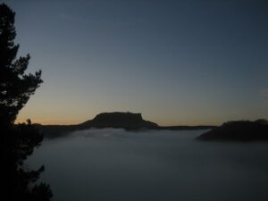 Felsen ragen aus dem Morgennebel