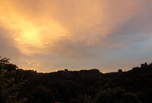 Sonnenuntergang mit dem Felsen Talwächter