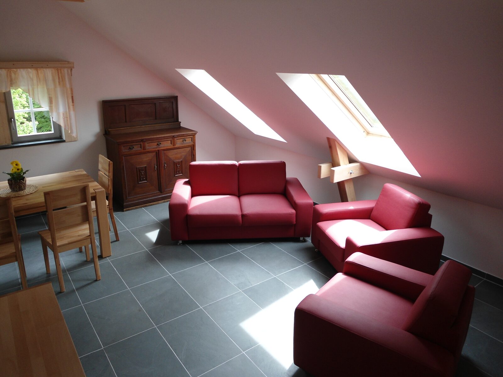 Wohnzimmer der Wohnung 1 unter dem Dach
